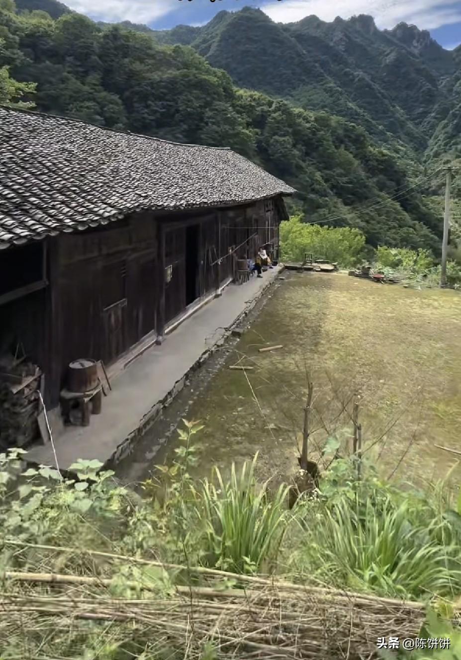 一户人家一座山
下山买包盐得走两小时
这样与世无争的生活
你喜欢吗？