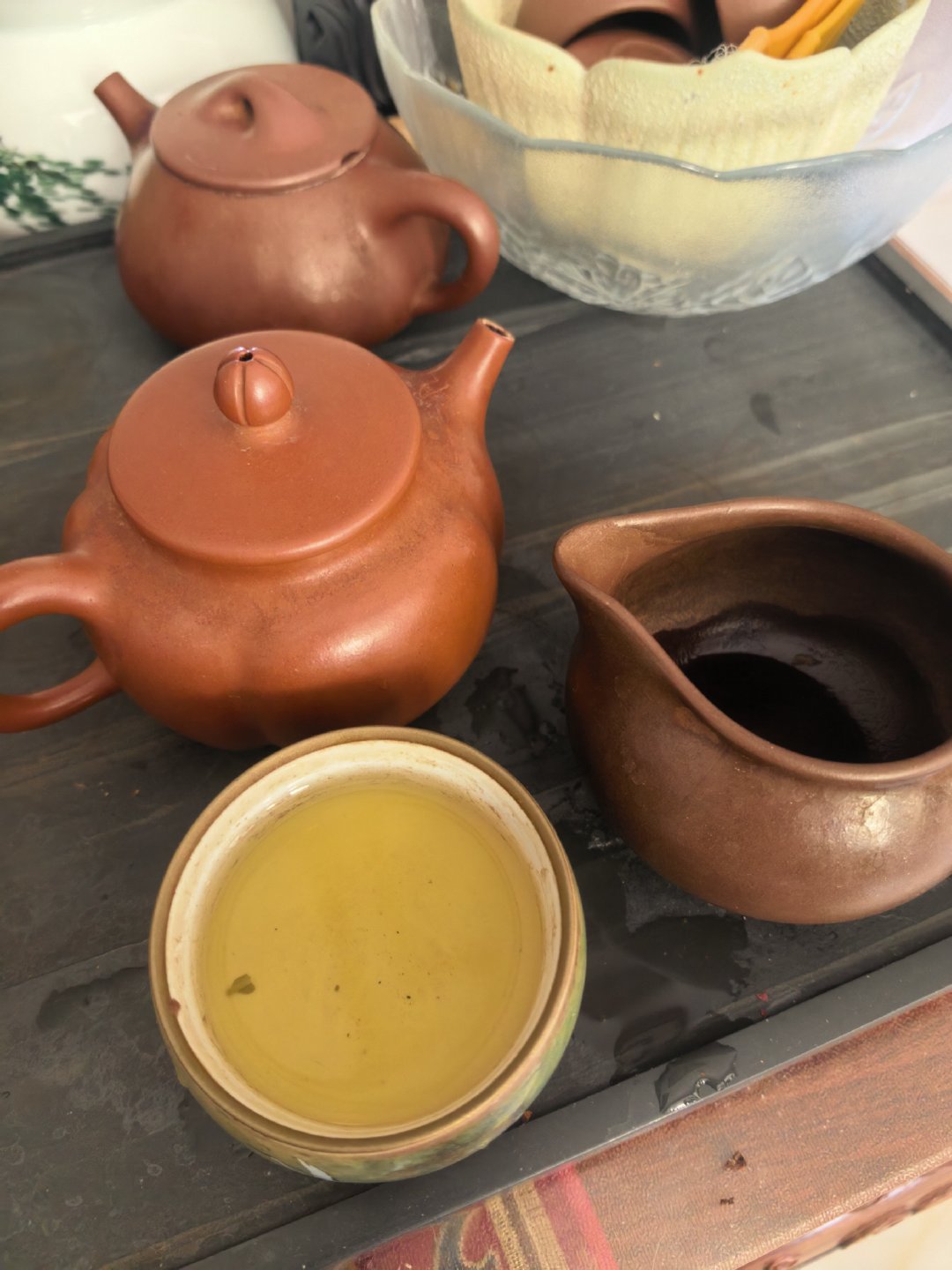 茶不过两种姿态 : 沉、浮。喝茶不过两个动作 : 拿起、放下。人生如茶！生活手记
