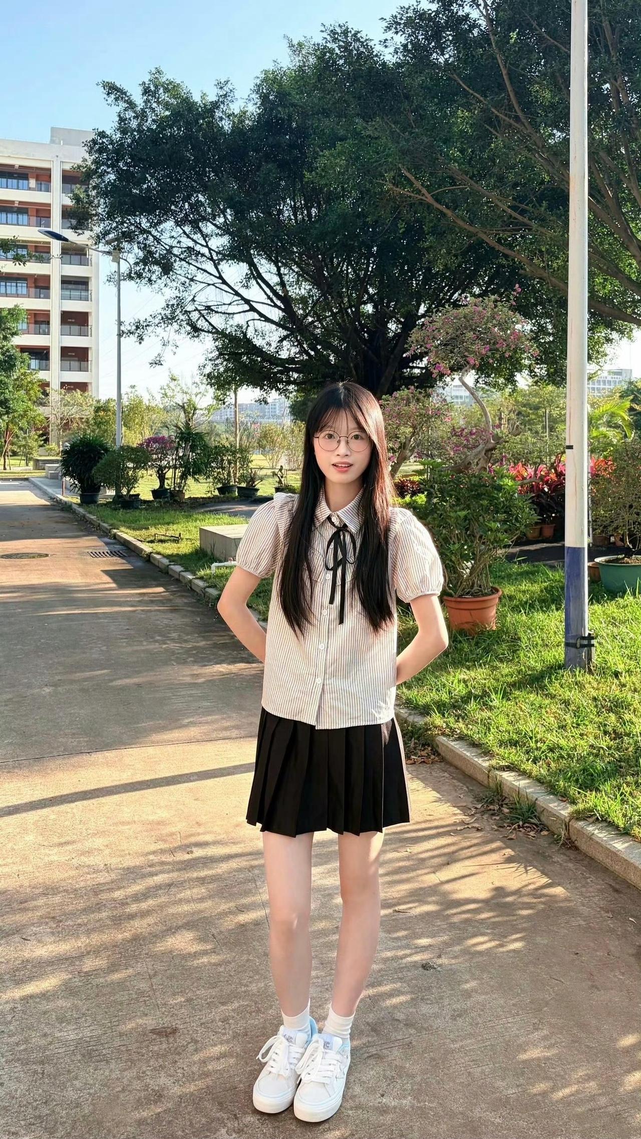 条纹衬衫系着黑领结，百褶裙裹着校园风的甜，球鞋踩碎日光，连树影都染上了青春的软。
