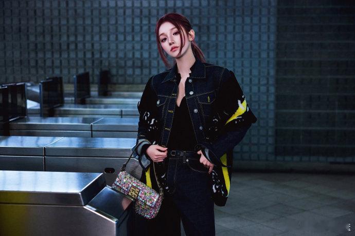 FENDI法棍包续写传奇 细节控真的会被狠狠戳中！包包配色与版型和穿搭高度契合，