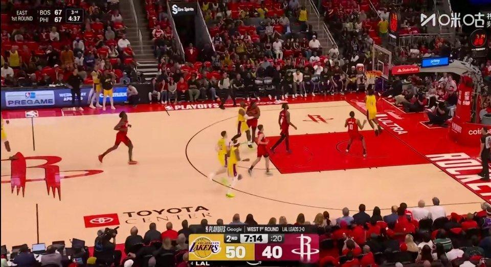 詹姆斯布朗尼空接这记空接也太亮眼了！里夫斯传球恰到好处，布朗尼腾空起跳一气呵成，