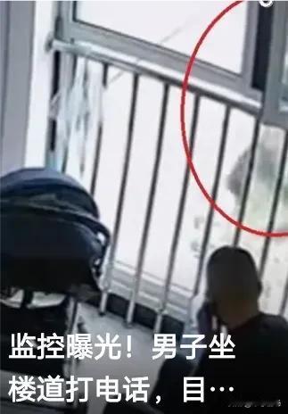 震惊！山东街头突发意外，一名男子亲眼目睹两人不幸坠楼，生死瞬间令人揪心。是意外还