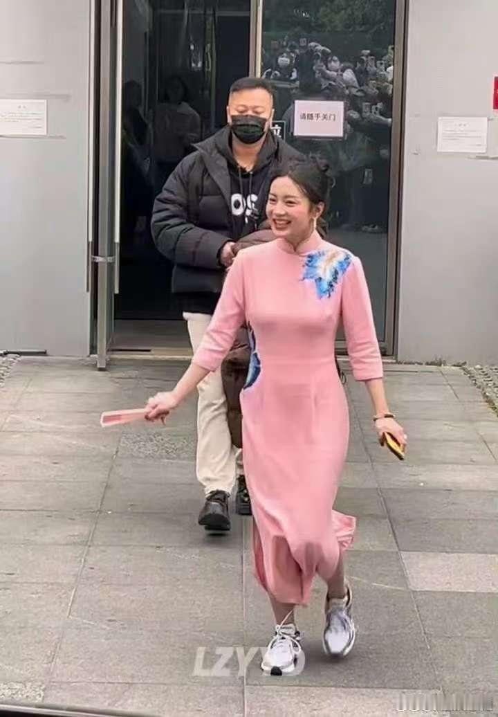 杨紫[超话]  国色芳华hi6上班路透  杨紫李现明天录制hi6 杨紫李现携手录