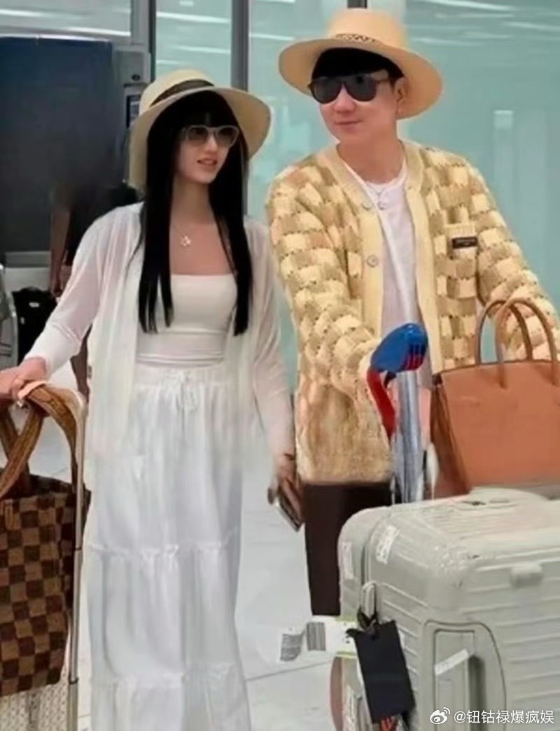 林俊杰七七同游巴黎林俊杰和女友，被拍到一起出发巴黎隔着屏幕都能感觉到爱情的粉红泡