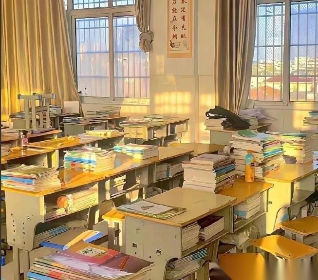 教育部这一刀下去，最难受的不是学校，也不是家长，而是那些靠“分班焦虑”割韭菜的人