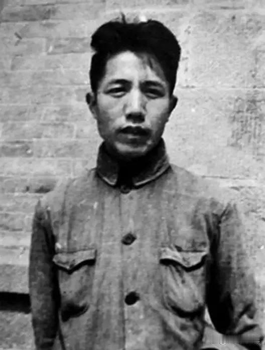 72岁的周扬站在后山小路前，一场暴雨让他转身离开吴淑媛的坟墓。
那是1980年春