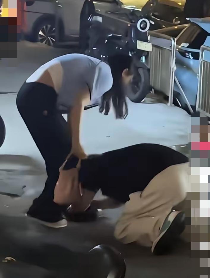 男孩和女孩大学同窗四年！两个人从相识，相知，到相爱一起度过了很多美好的时光！毕业