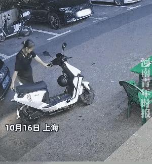 换了三个人都没控制住这辆电动车，问题到底出在哪了呢？
一个女子推着电动车，还没上