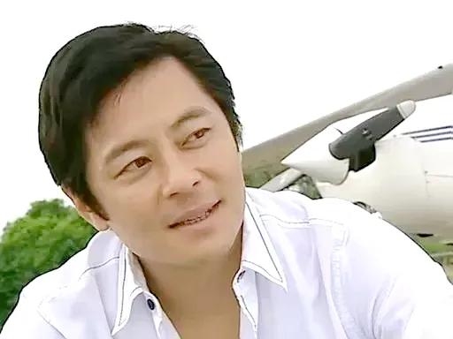 台湾歌手王杰说他和第一任妻子离婚，都是作风不正的妈妈造成的。

年轻的时候王杰还