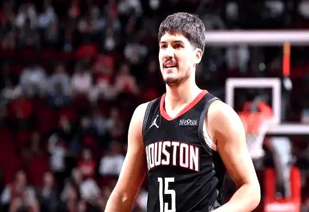 文章标题：几乎占了球队得分的一
 

火箭半场49-46险胜掘金，首节落后但第二