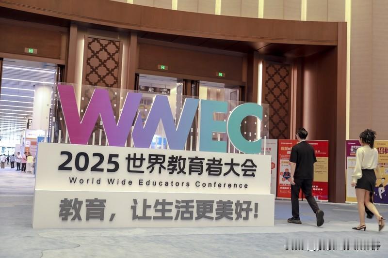 当教育者被挂上"耻辱牌"，谁该真正感到羞耻？

成绩是教师一个人的事吗？生源、家