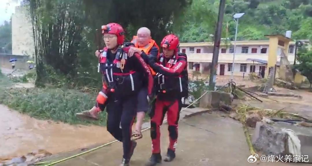 广西抗洪强降雨致广西多地遭遇洪涝，河流超警戒水位，群众被困。救援队伍紧急奔赴一线