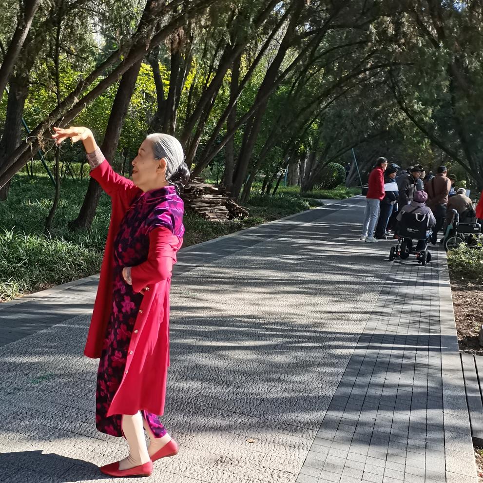 女人的气质怎样练出来? 
在我们唱歌的地方，每天到10点后，总有一个精致的女人独