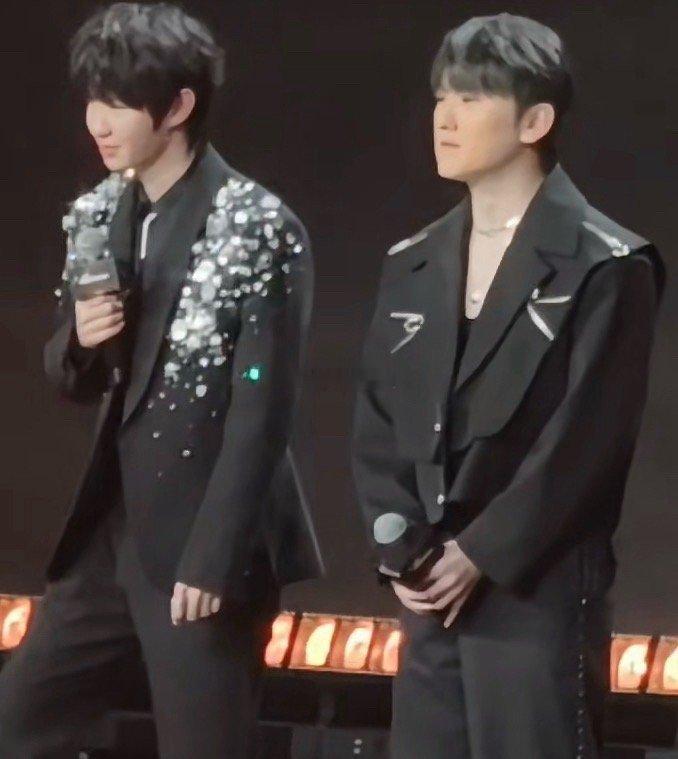 一诺教阿水跳扫腿舞挺好，松弛感拉满，大大方方的两个人的黑色西装舞台效果很好👍 