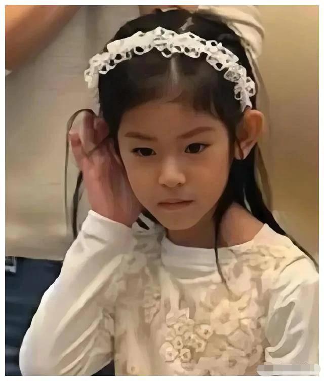 林心如女儿小海豚，确实长得像霍建华多一点，感觉比林好看，脸型很优越，眼睛很有神，