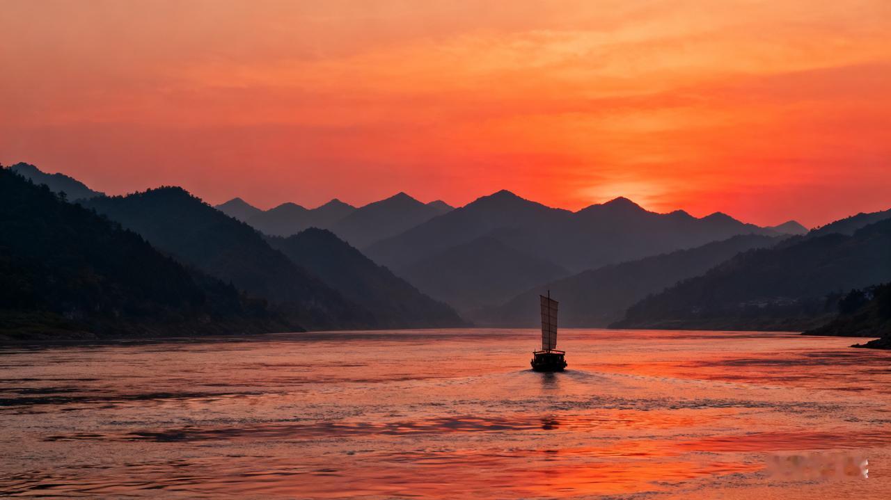 千山迎落日,谁能接住这下半句? 千山迎落日，万水送归舟
千山迎落日，孤鹜伴残霞