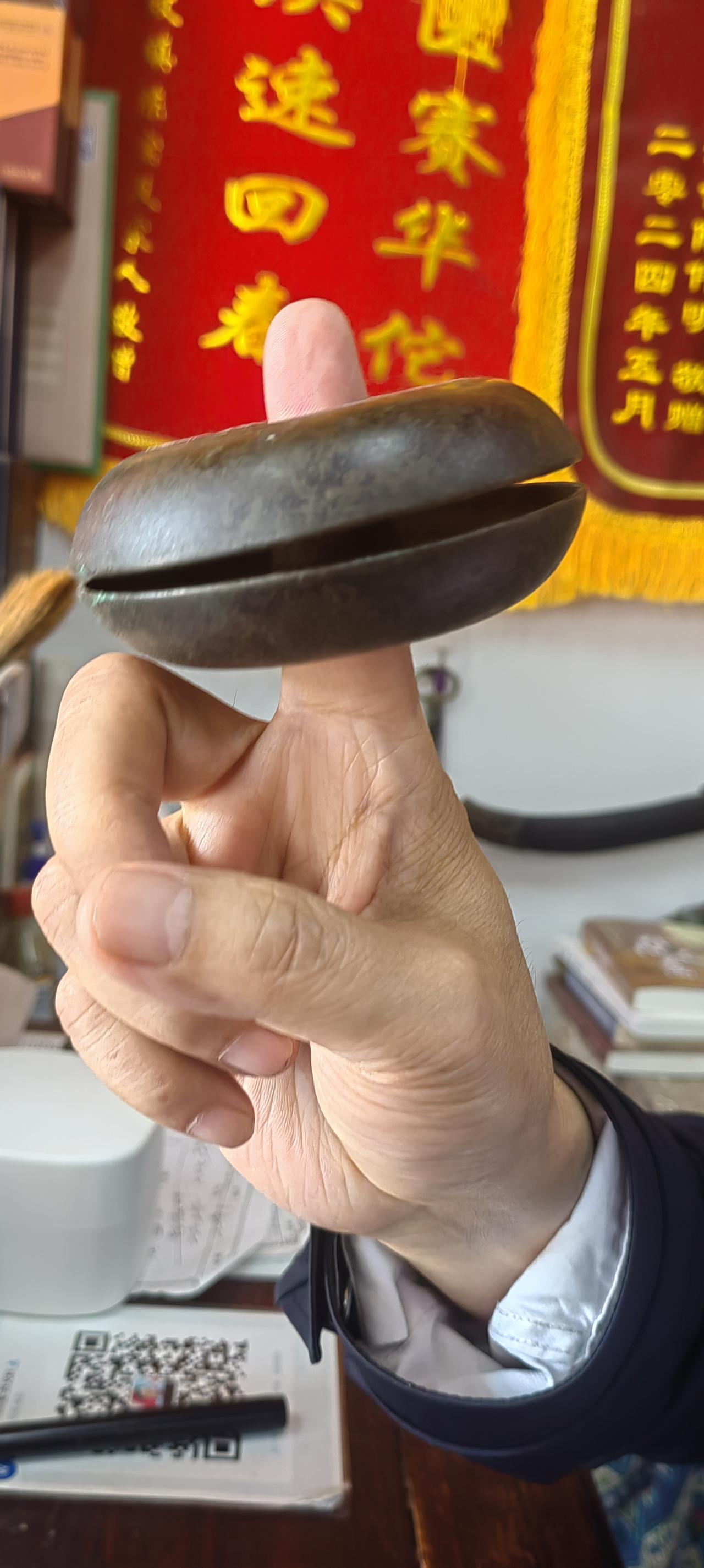 平时一般摇铃，都是拿到手上在平着腰部摇，如果自认为是水平高，就是平肩摇。只有一个