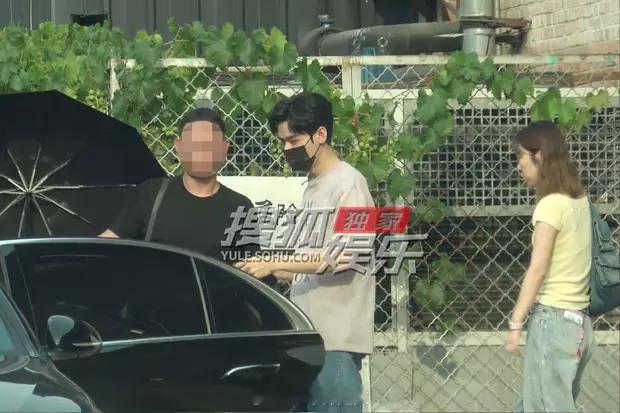 龚俊在工作室和录音棚之间连轴赶工作路透图 ​​​