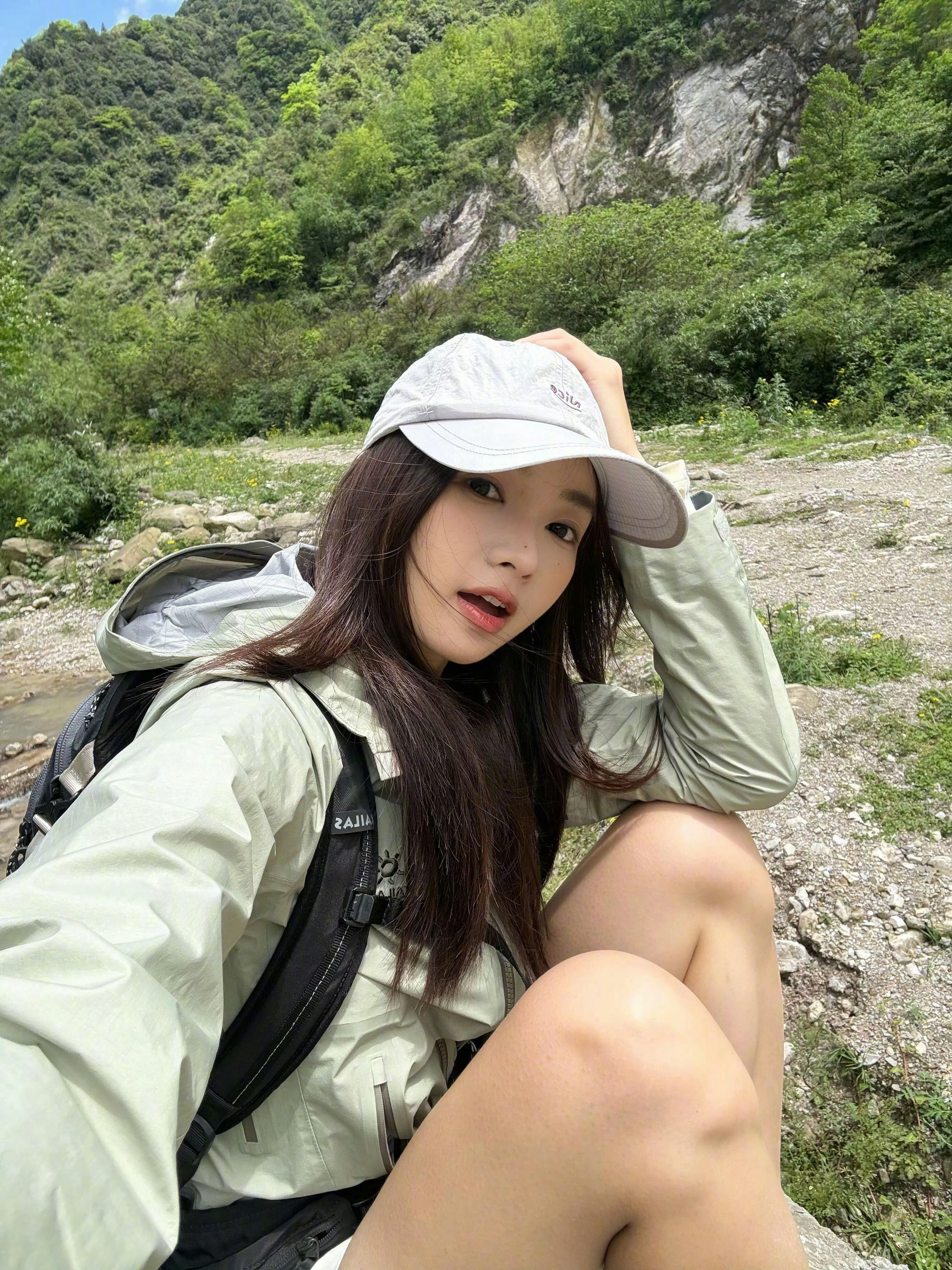 思慕社字母 时光是缓慢的蚀，先是磨平了你送我的木质戒指纹路，然后是记忆里你衬衫的