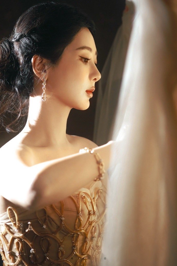 杨紫玉兰花开君再来 💜杨紫董竹君 日落归山海,山海藏深意,你藏在我心里 杨紫?