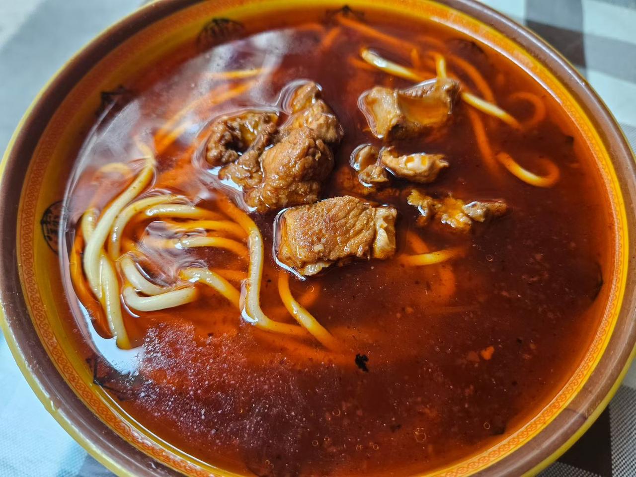 晒晒你手机里最近一张美食照片今日份碳水快乐加载完毕！浓郁红汤裹着面条，大口吃肉大