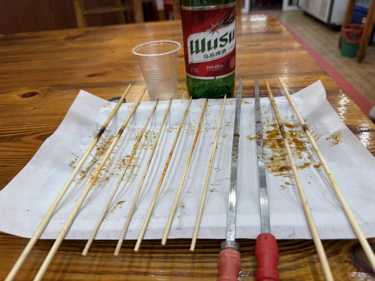 好几百千米从杭州自驾游来赤壁市晚上找了这家新疆烤串特别棒从未吃过这么专业地道的烧