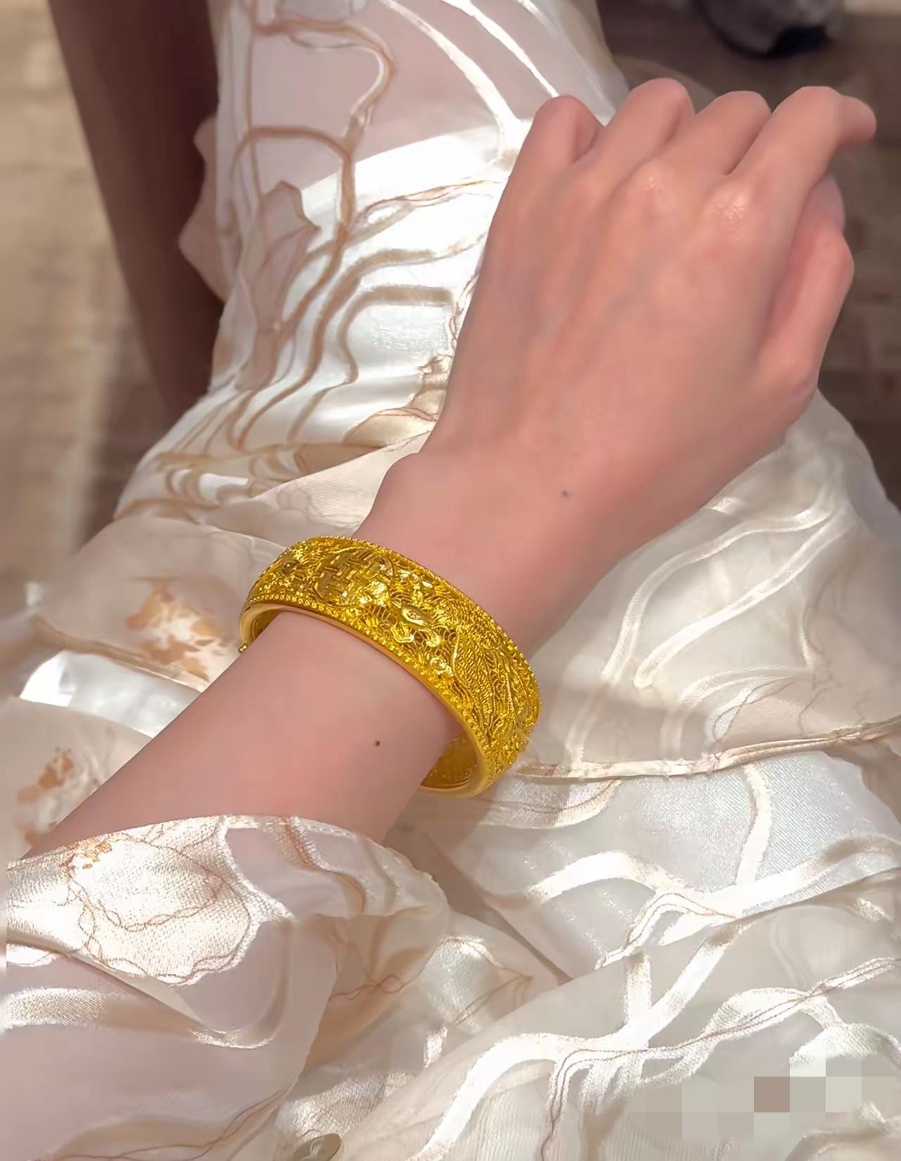 昨日从金店捧回那只98克的金镯时，我满心都是藏不住的欢喜。1003元/克的价格，