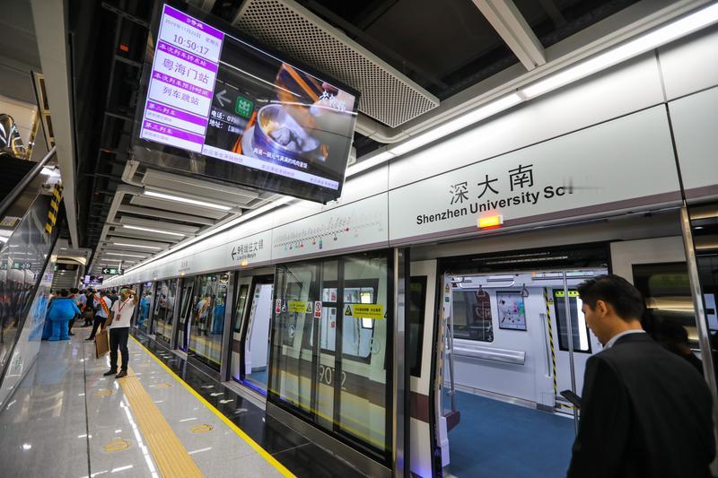 近日，有深圳网友在人民网“领导留言板”发帖，建议深圳地铁增加月票优惠措施。深圳市