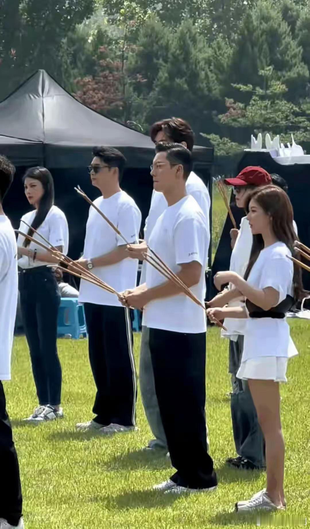 赵露思这一次又把遮阳帽挂在了自己的腰上，是为了向大家证明她真的只有80斤吗？ ​