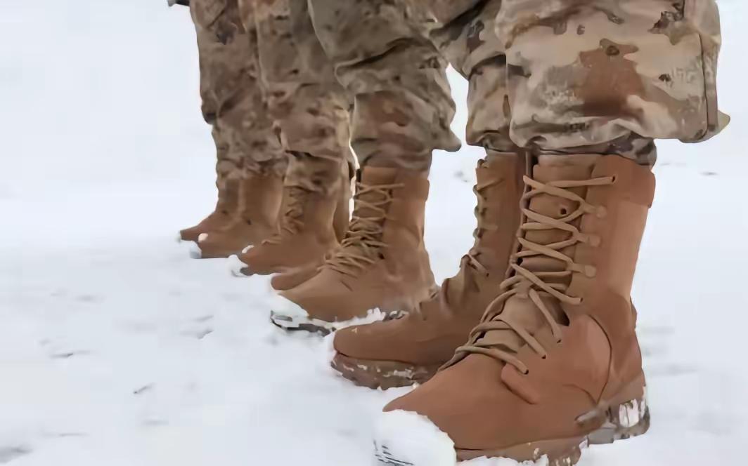 你知道解放军最卷的装备是啥吗？不是枪，也不是夜视仪，而是一双作战靴。千万别小看这