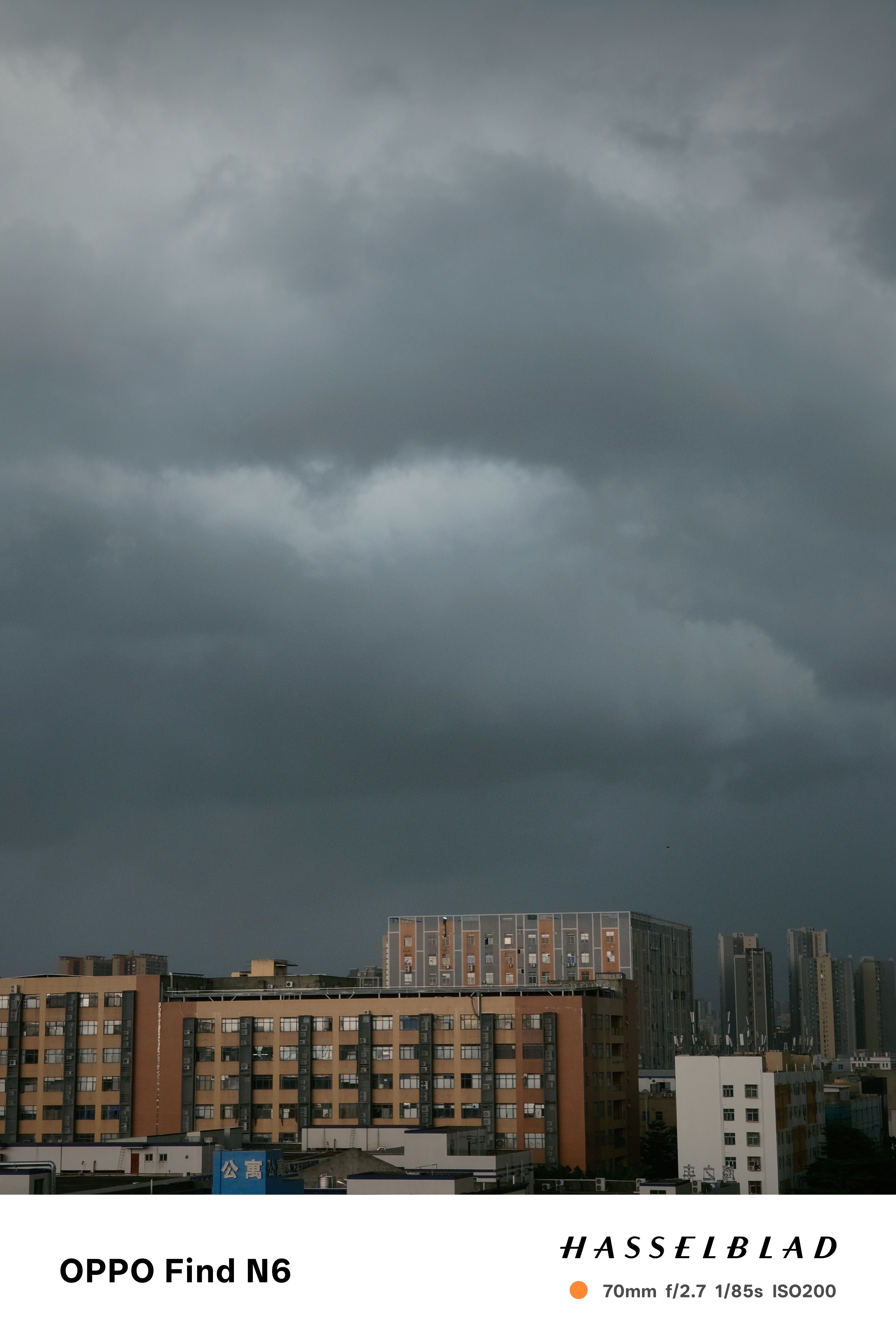 台风来临前的压迫感