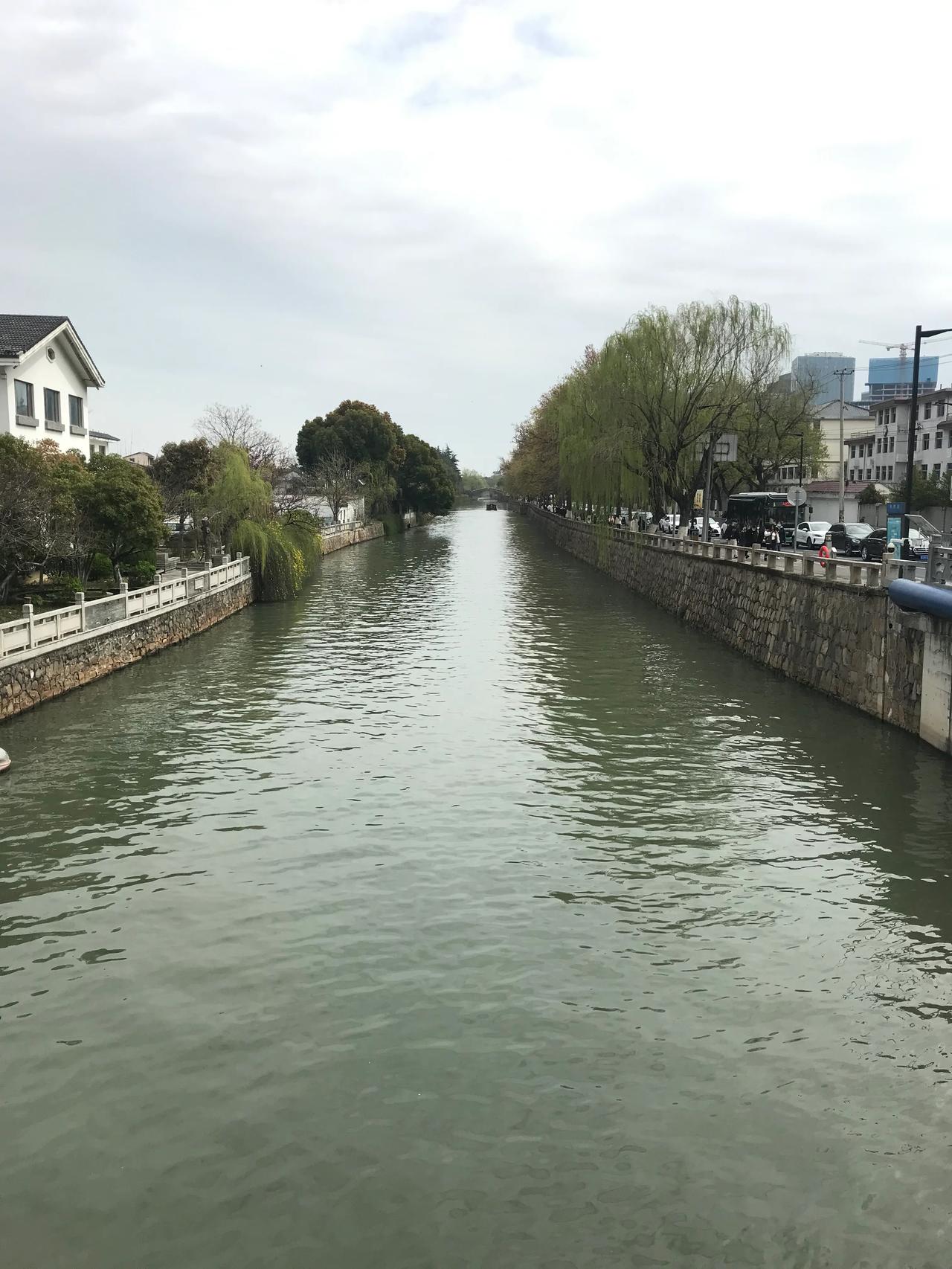 绿水悠悠绕城郭，江南美景尽收眼。请欣赏苏州段的苏州河！