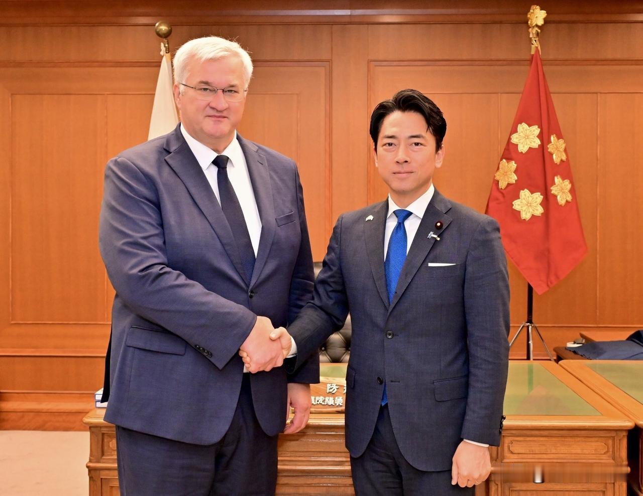 日本乌克兰，天然站一边。乌克兰外长瑟比加离开韩国飞抵东京，会见日本防卫大臣小泉进