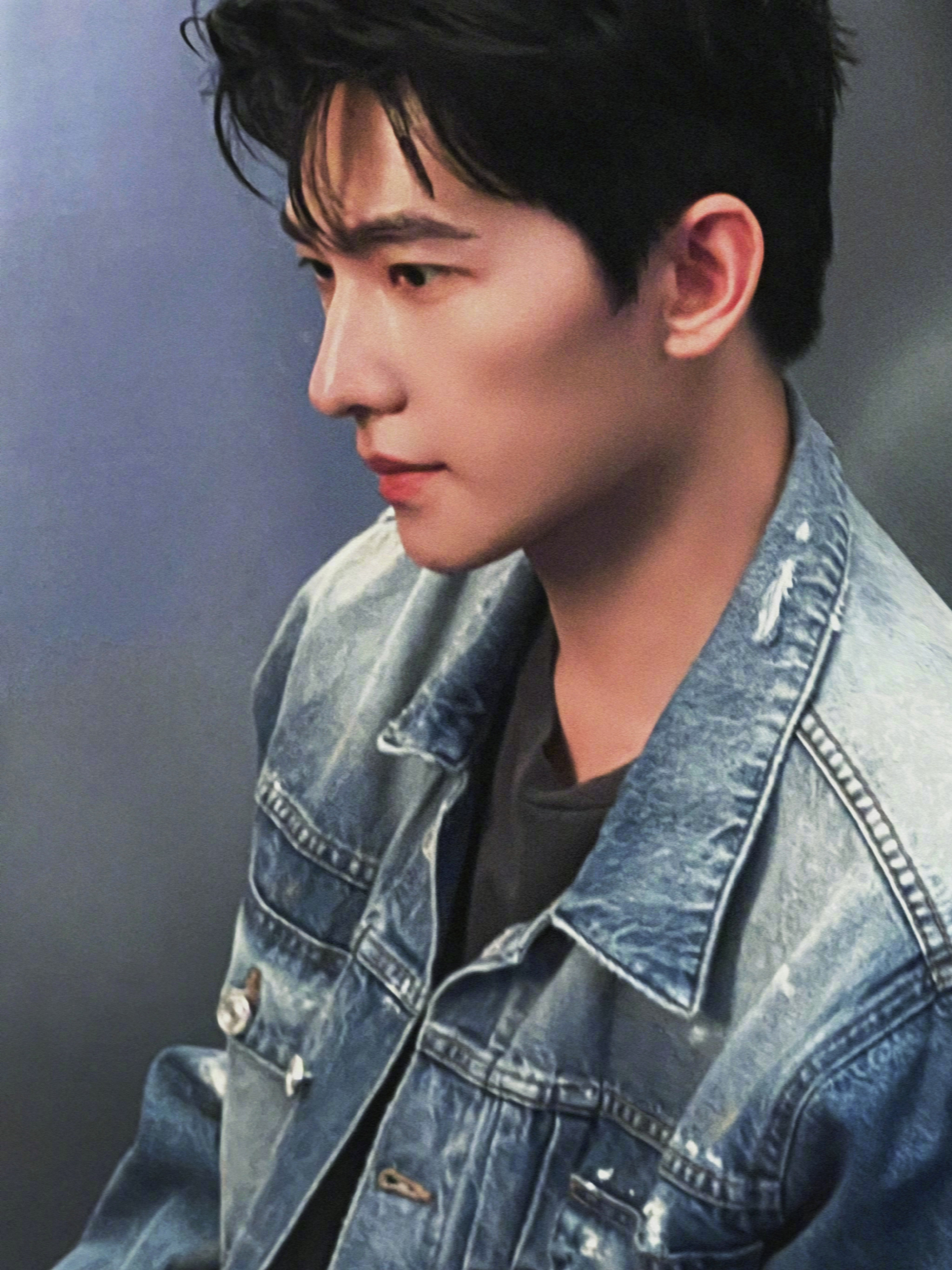 #杨洋胶片感##杨洋在拍我吗#最近的杨洋对相机爱不释手啊，图5是在拍我吗[憧憬]