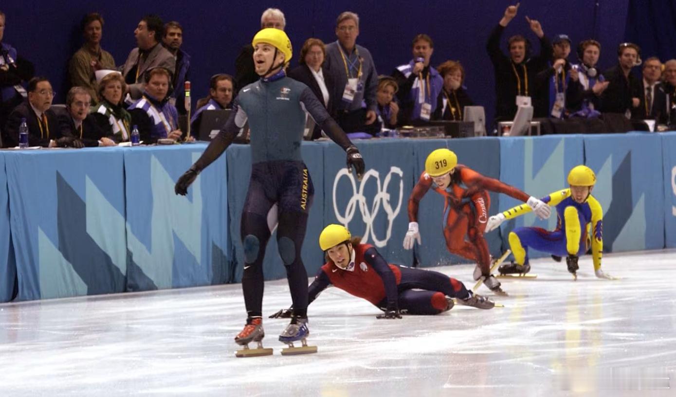 哈，外国网友用短道速滑上的经典一幕。来形容沙依多罗夫的男子花滑的夺冠。02年冬奥