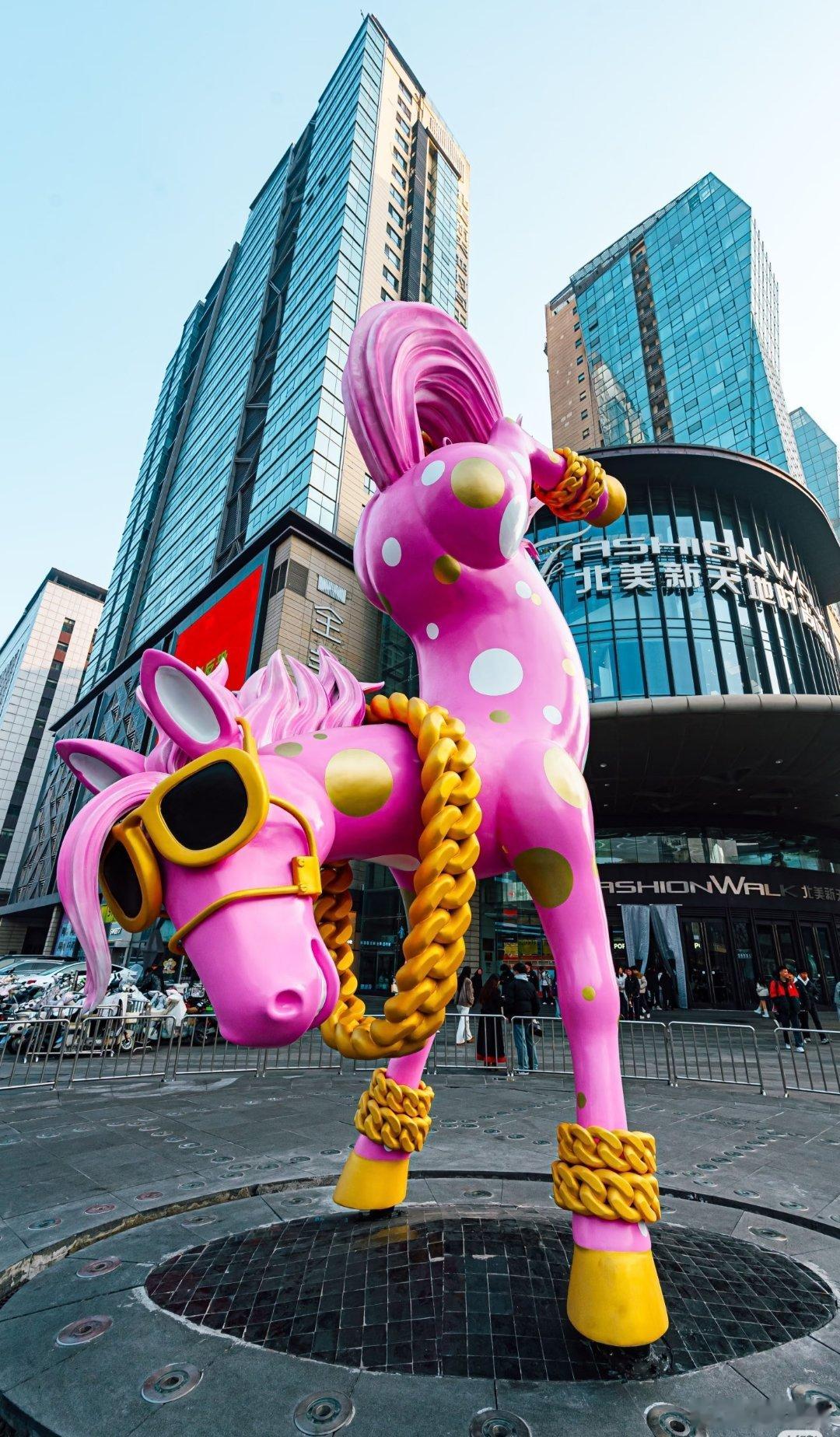 太原一商场马年雕塑被连夜拆除马倒成功挺好的啊，为啥会拆除？来个山西网友说道说道。