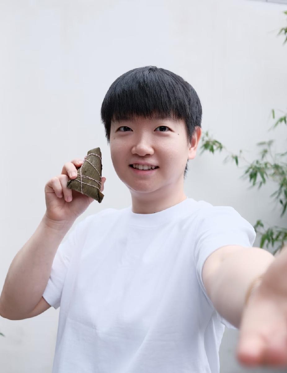 孙颖莎端午送祝福，暖心又可爱
 
粽叶飘香端午至，莎莎手持粽子送上暖心祝福，愿所