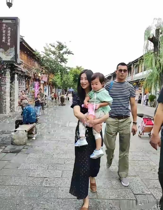东西方连抱孩子的姿势为啥都这么不同？ 