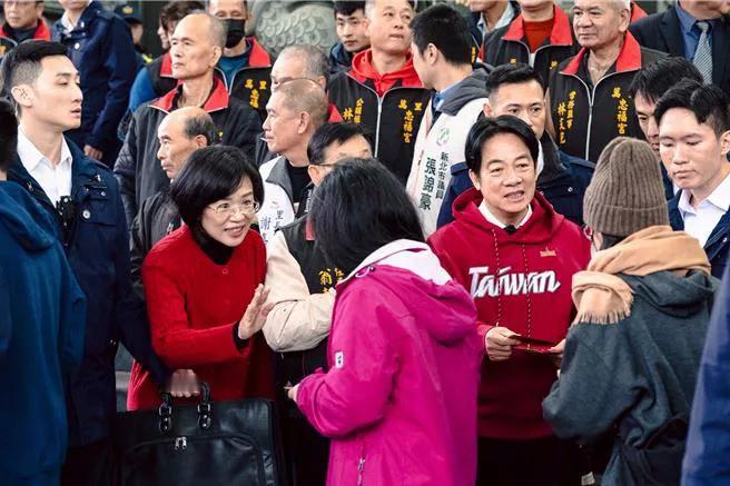 今（17）日是大年初一，民进党新北市长候选人、民进党绿委苏巧慧分别在上午与下午合