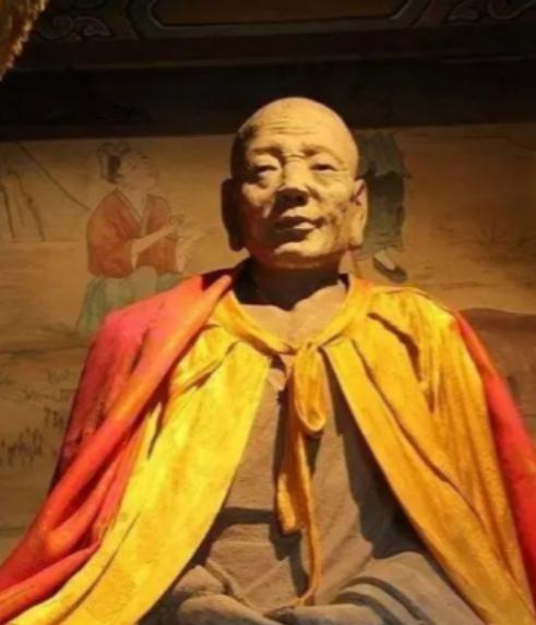 1996年，山西一名村民在寺庙打扫时，靠着佛像睡着了，醒来后，他发现自己不小心把