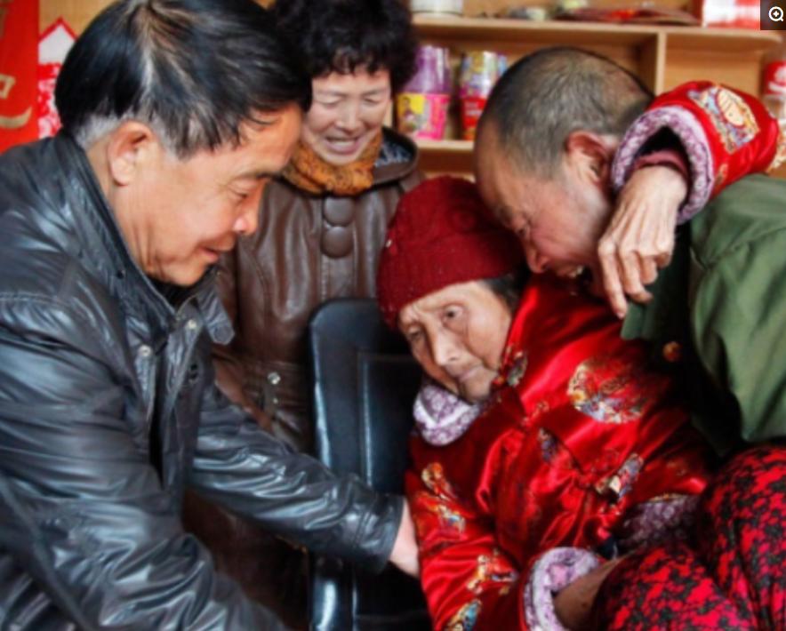 夫妻本是同林鸟，孝敬双方父母本是应该应份的。
但现实生活中，处理方法不同，结果大