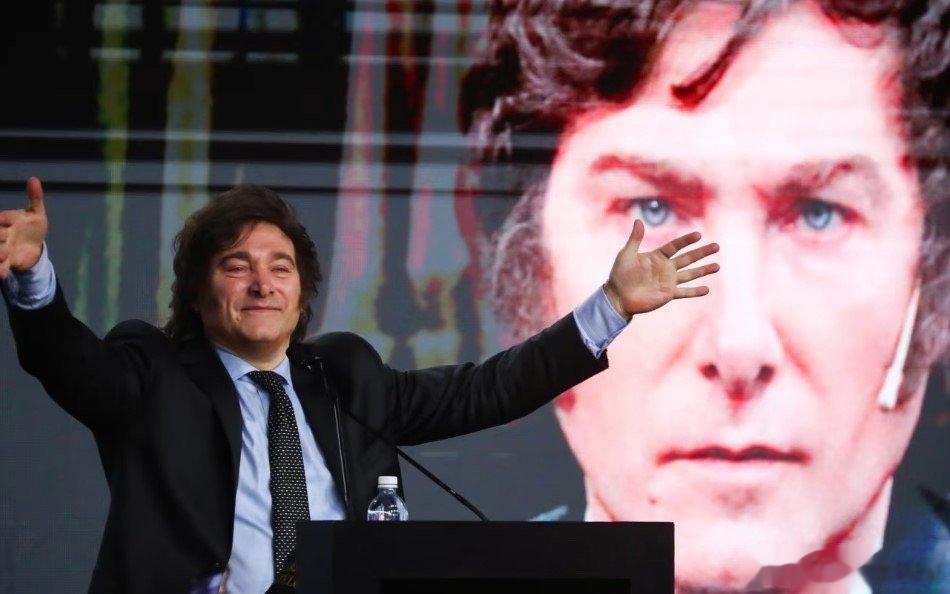 我们刚帮阿根廷还了几十亿美元外债，它就出了个亲美的总统！#国际情报员# 阿根廷大