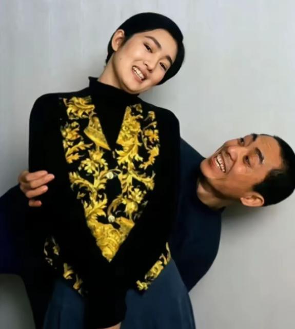 张艺谋的女儿张末早年受访时曾坦言：我到现在也不明白，像巩俐这样的大明星，她和我爸