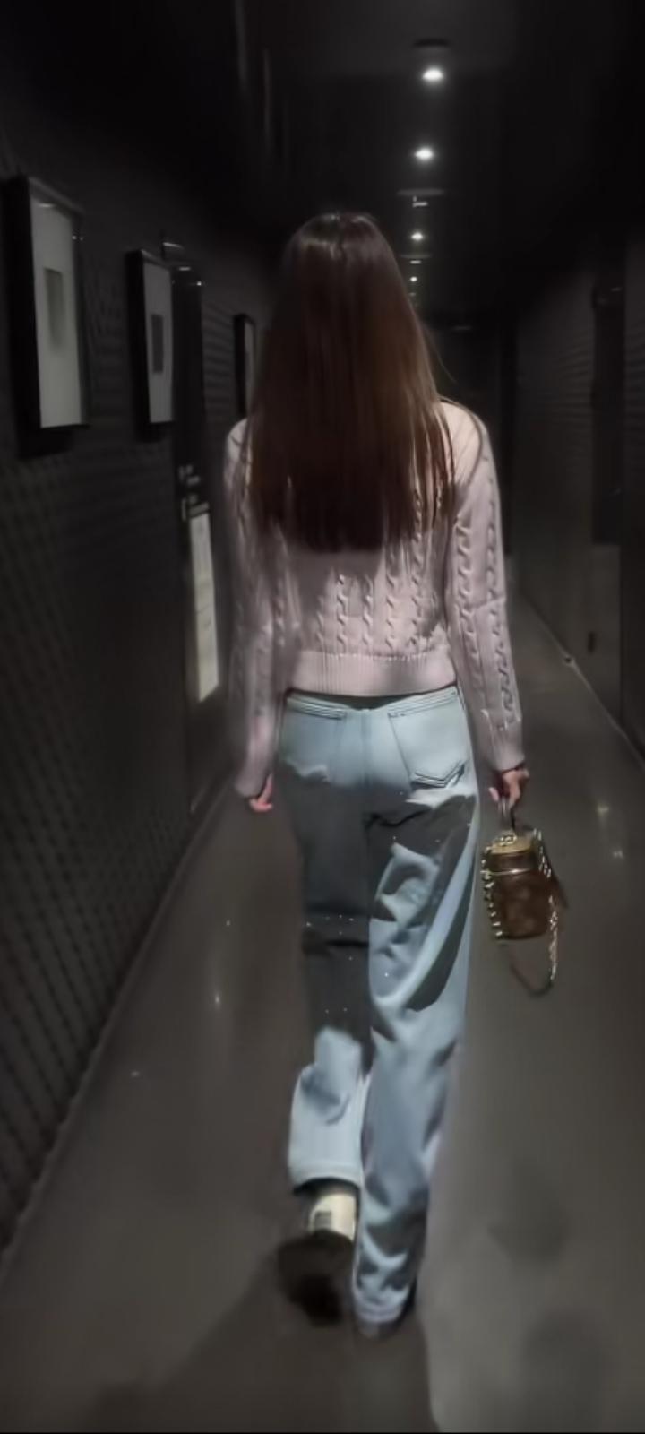 天南地北大拜年我见过万千星辰，最耀眼的，还是你望向我的那一刻。