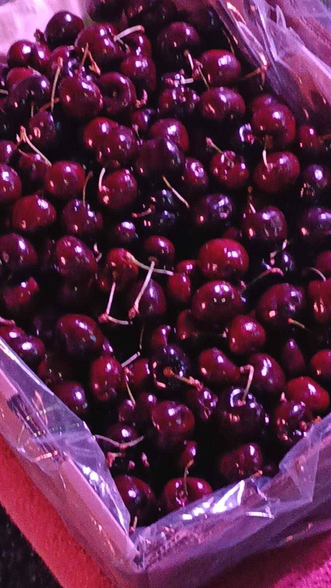 这车厘子也太实在了吧！
 
刚在水果摊看到这盒车厘子，直接走不动道了！
颗颗都是