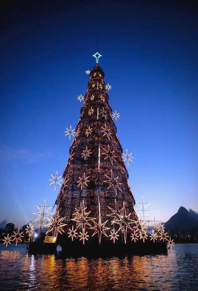 今年与往年确实大不相同！往年今日，圣诞平安夜的图片、表情包在微信上满天飞，家人、