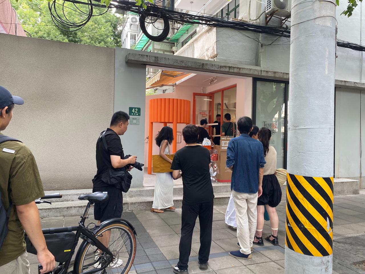 下午路过天平路时，看见一对男女在一堆相机的簇拥下走进一间路边店，走近一看才知道可
