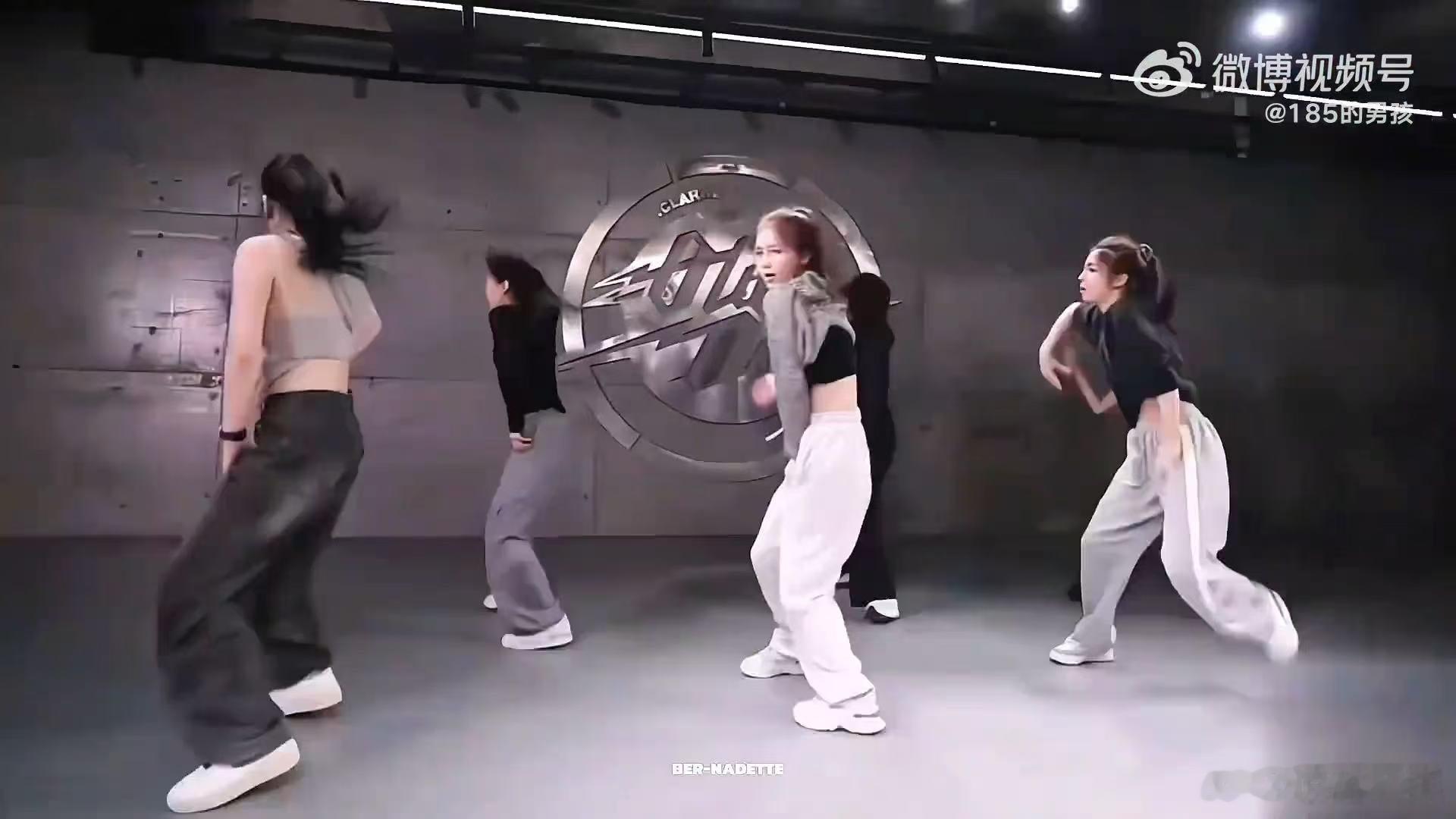 RED女团从黑夜跳到了白天 看完这场舞台，真心觉得国产女团也能有世界级水准，她们