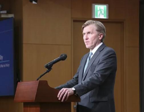 美国防务高层接连想访华，真正卡点不是行程而是台湾军售。

美国防长赫格塞思刚跟着