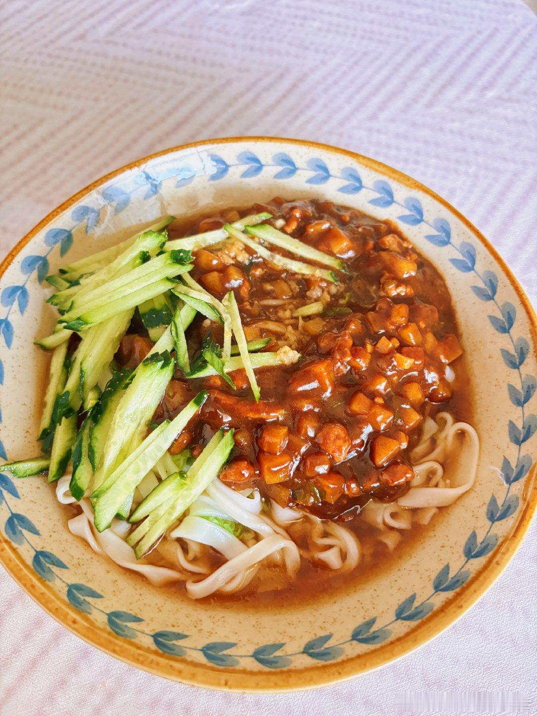 因为晚上有大餐本来中午做咖喱鸡饭临时改成炸酱面我在家里忙小妞出去遛狗买的菜和面条